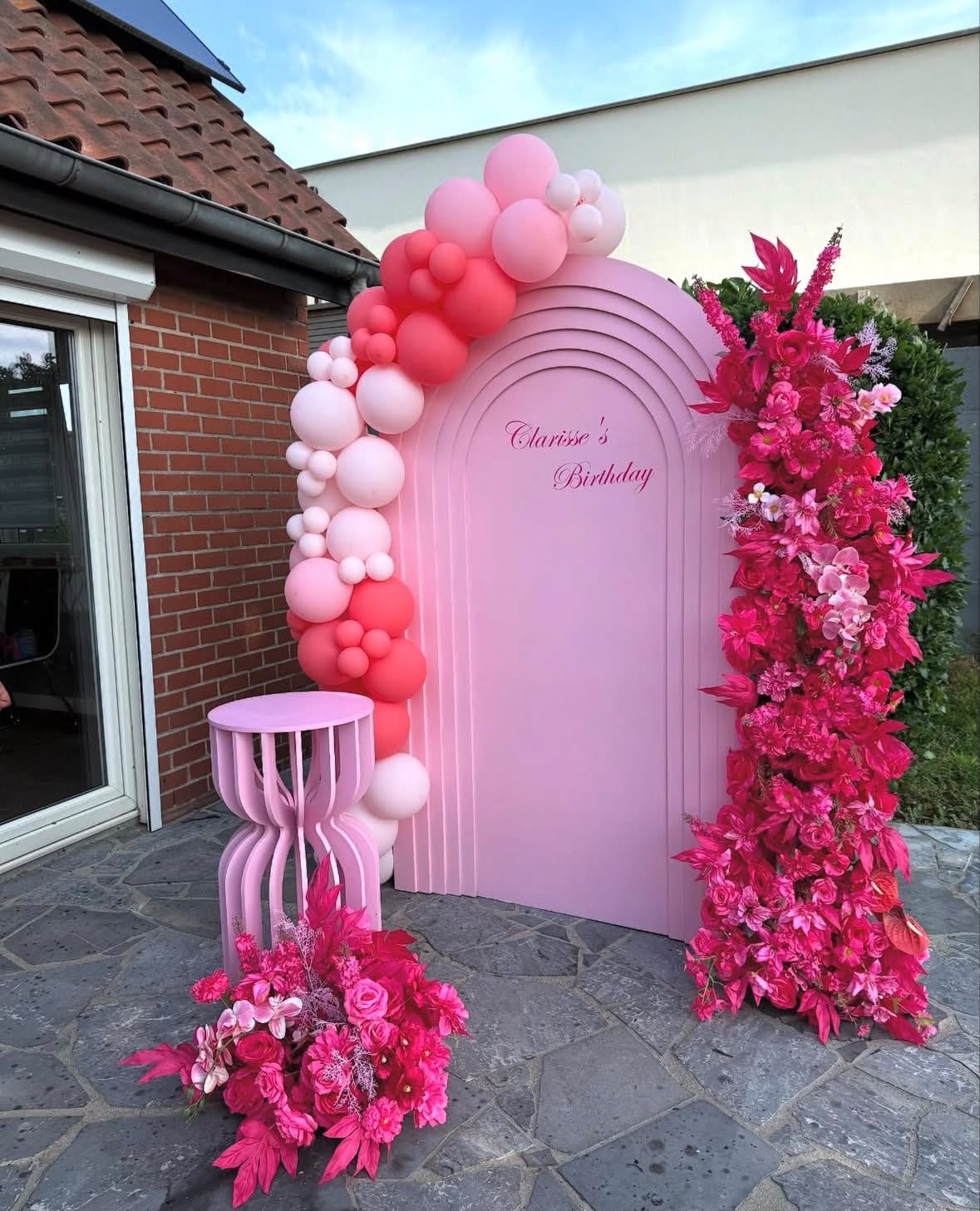 Arche rose et guéridon avec compositions florales fuchsia